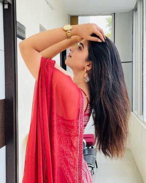 Soniya Suresh Instagram - Red-y for u 🌹