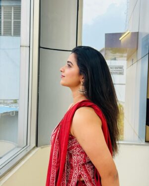 Soniya Suresh Instagram - Red-y for u 🌹