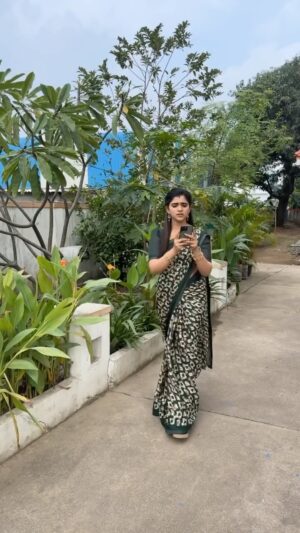 Soniya Suresh Instagram - Coz  the trend is over 😂❤️.
.
.
.

#alwayslatetothetrend #MAD#reelitfeelit #instagram #trendingreels