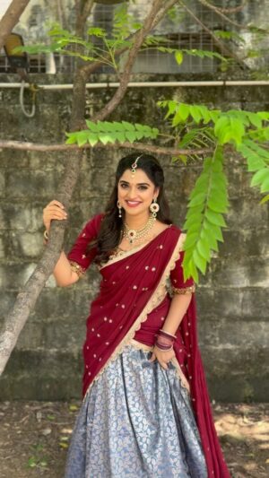 Soniya Suresh Instagram - Yennai vunnidam tholaithene❤️
Beautiful half saree : @kowshiki_couture 
.
.
#traditional#reels#instagram#trending#happygirl#soniyasuresh#reelitfeelit🧚🏼‍♀️
