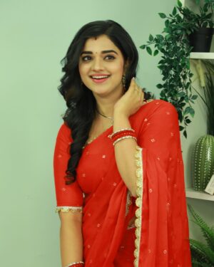 Soniya Suresh Instagram - This lady in red steals heart and food 🥘 be cautious‼️

Costume designed by : @rizdesigners ❤️
.
.
#fashion#insta#gemini#hyd#photos#uppena#soniyasuresh#rizdesigners