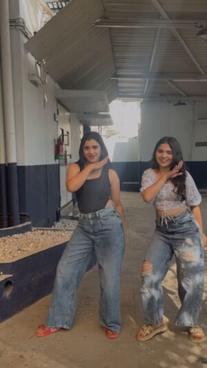 Soniya Suresh Instagram - Finally made this pumpkin dance with me 🐽 @_harinisureshh_ 
.
.
.
.
.
.
#teribathoonmein#trendingreels#siblings#dance#instagram#fun#reels#happpy
