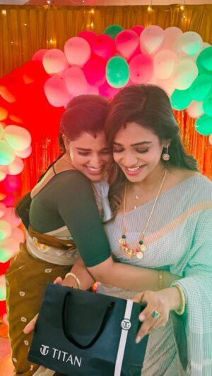 Soniya Suresh Instagram - Guess where did @vaishnavi_naaiyak go 😂
Didn’t have any other option 😚🫣🤣
.
.
#reels#trending#bff#suntv#justforfun