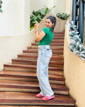 Soniya Suresh Instagram - Dressed like a green flag but I only go for red flag 🫡