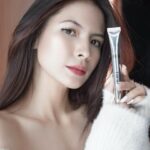 Sonya Pandarmawan Instagram - Kind of speechless with this mind blowing Hyaluronic shot from Capture Total series by @diorbeauty . It is absolutely a must-have product in your skincare routine. No more worrying about wrinkles and say hello to your brighter skin😉 Find it on Dior.com and you’ll get so many benefits! • Enjoy free Delivery for min orders IDR 1,2mill or above • ⁠More gifts on purchases above IDR 1,5mill and redeem 2 beauty samples (member) • ⁠Extra gift on your 2nd purchase Details at Dior.com/en_id/beauty #DIORCaptureTotale #DiorHyaluShot #DiorSkincare #DiorBeauty #DiorBeautyLovers @diorbeautylovers