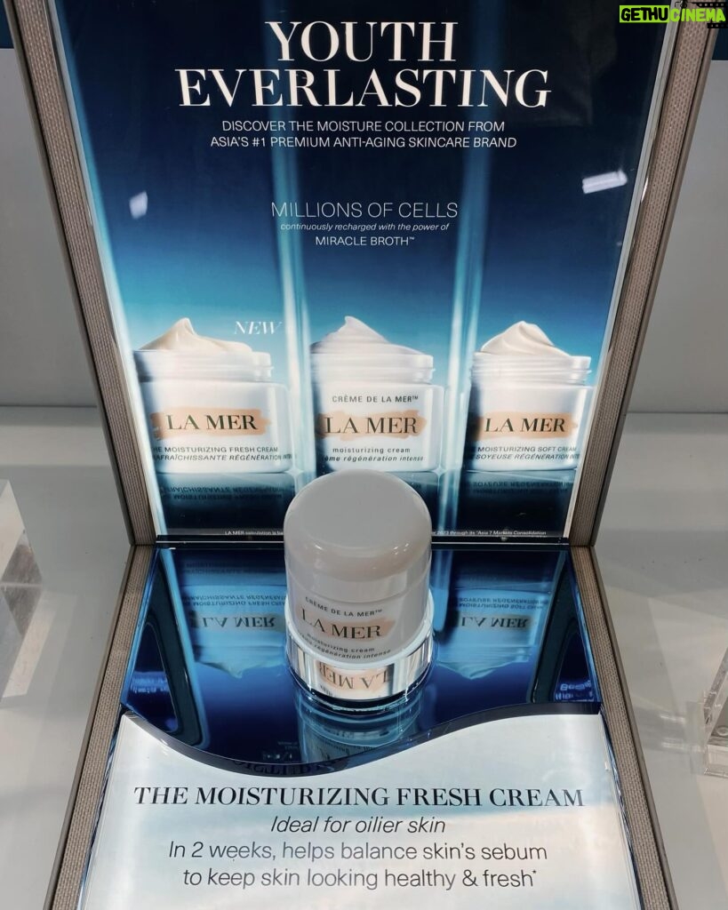 Sonya Pandarmawan Instagram - Seneng banget begitu tau La Mer mau launching The New Moisturizing Fresh Cream! Moisturizer andalanku banget kalo muka lagi iritasi akibat paparan sinar matahari, entah itu abis surf, dive, or outdoor activities lainnya, pasti ku langsung pake The Treatment Lotion Moisturizer nya La Mer karena bener2 instantly calming and hydrating plus udah ada anti-aging nya juga, which is what i need🥹 not to mention, suka banget sama texture nya yang super light yet impactful. Very satisfying for daily use. Anyway @lamerindonesia sekarang lagi buka Pop-Up Bar di Atrium Plaza Senayan! and Not just an usual Pop-Up Bar, You’ll be also entertained by sweetness from Gelato and Arcade Machine of La Mer’s products as well 😆 So don’t miss your chance to get to know more about La Mer’s Products, because your skin deserves the best🤍🤍🤍 #LaMerID #LoveLaMer #YouthEverlasting