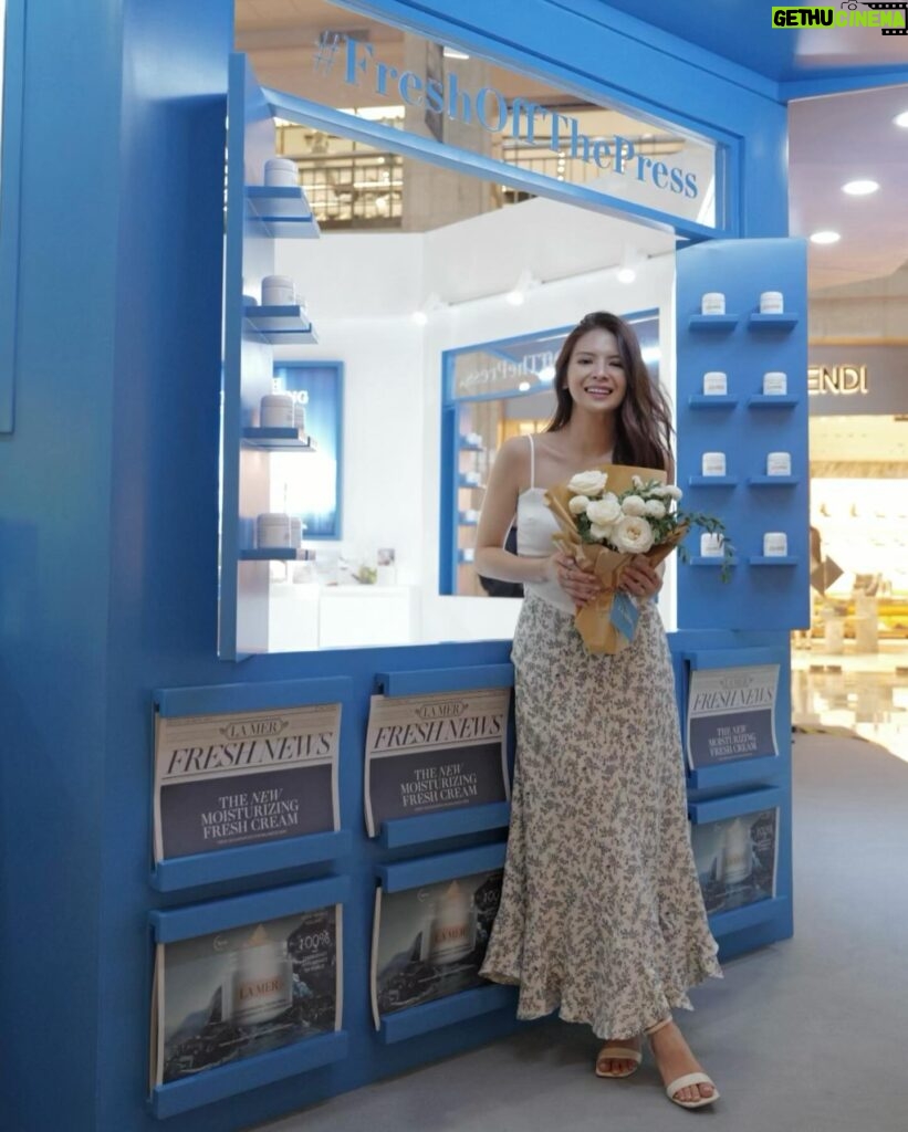 Sonya Pandarmawan Instagram - Seneng banget begitu tau La Mer mau launching The New Moisturizing Fresh Cream! Moisturizer andalanku banget kalo muka lagi iritasi akibat paparan sinar matahari, entah itu abis surf, dive, or outdoor activities lainnya, pasti ku langsung pake The Treatment Lotion Moisturizer nya La Mer karena bener2 instantly calming and hydrating plus udah ada anti-aging nya juga, which is what i need🥹 not to mention, suka banget sama texture nya yang super light yet impactful. Very satisfying for daily use. Anyway @lamerindonesia sekarang lagi buka Pop-Up Bar di Atrium Plaza Senayan! and Not just an usual Pop-Up Bar, You’ll be also entertained by sweetness from Gelato and Arcade Machine of La Mer’s products as well 😆 So don’t miss your chance to get to know more about La Mer’s Products, because your skin deserves the best🤍🤍🤍 #LaMerID #LoveLaMer #YouthEverlasting