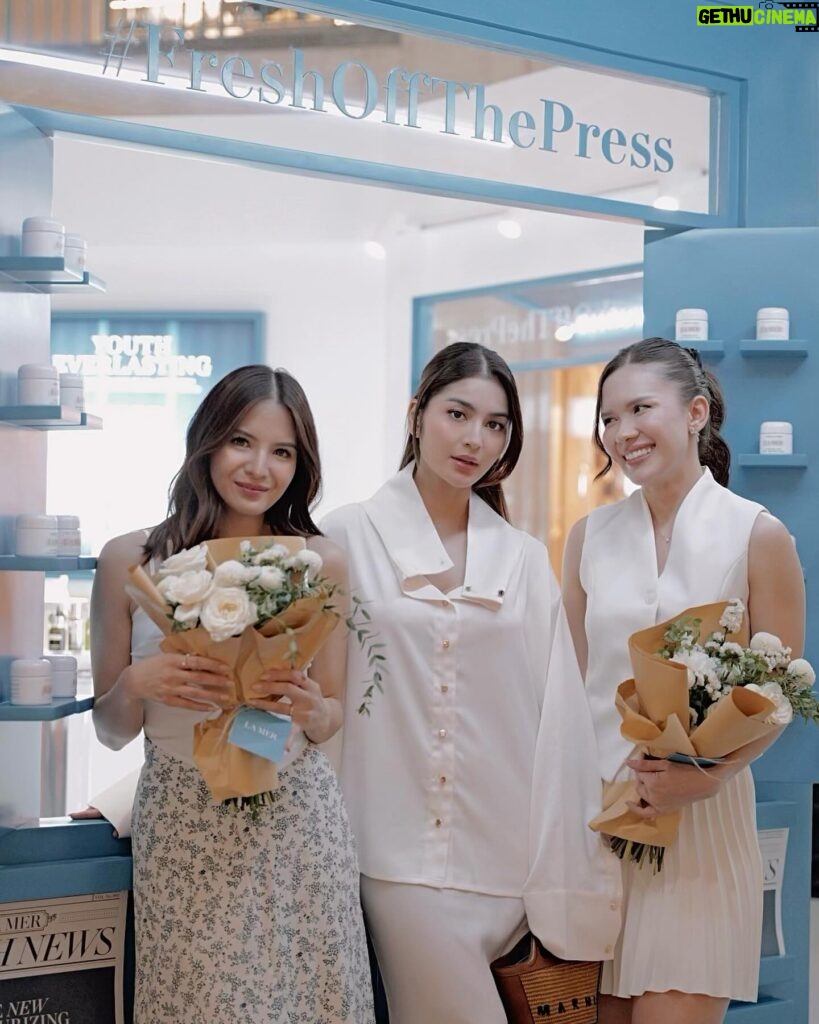 Sonya Pandarmawan Instagram - Seneng banget begitu tau La Mer mau launching The New Moisturizing Fresh Cream! Moisturizer andalanku banget kalo muka lagi iritasi akibat paparan sinar matahari, entah itu abis surf, dive, or outdoor activities lainnya, pasti ku langsung pake The Treatment Lotion Moisturizer nya La Mer karena bener2 instantly calming and hydrating plus udah ada anti-aging nya juga, which is what i need🥹 not to mention, suka banget sama texture nya yang super light yet impactful. Very satisfying for daily use. Anyway @lamerindonesia sekarang lagi buka Pop-Up Bar di Atrium Plaza Senayan! and Not just an usual Pop-Up Bar, You’ll be also entertained by sweetness from Gelato and Arcade Machine of La Mer’s products as well 😆 So don’t miss your chance to get to know more about La Mer’s Products, because your skin deserves the best🤍🤍🤍 #LaMerID #LoveLaMer #YouthEverlasting