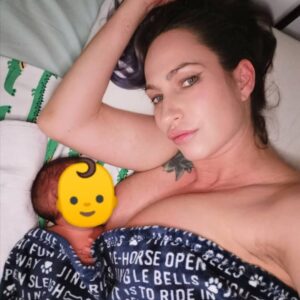 Sophie Evans Instagram - Un post dedicado a mi poco público feminina 😅... Ya q estos dias soy principalmente Mami
Si te gustaría ser madre un día no esperes demasiado como más tarde más difícil será conseguirlo no esperes el momento ideal porque nunca llegará. 
Si puedes darle pecho a tu bebé hazlo asi le darás más defensas a parte de ser una conexión precioso poder alimentarlo con tu cuerpo. Yo le estoy dando lactancia mixta lo complemento con biberones así tengo un poco más de libertad. Pero ahora  no cambiaría por nada lo que siento cuando está pequeña mano me coge y me aprieta fuerte o abrazarlo para calmarlo. Estoy disfrutando a tope de estos momentos de amor puro y tierno 🤗💕
