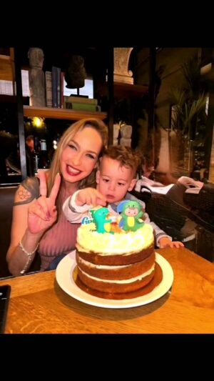 Sophie Evans Instagram - Que bonito cumplir años el mismo dia qie mi Bebe! 🥳💕🥳 Gracias por venir y hacer este dia aun mas especial! Os quieremos un montonnnn! ❤ @carlitos130977 @laramrodrigues12 @kristhin_g @sandrag_official @sergi_revo @eva.iammommy @melchoralimbau @margaritagonzalezhidalgo @azahar._cg