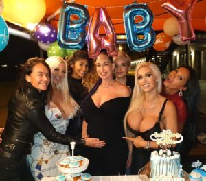 Sophie Evans Instagram - Y por supuesto gracias a mis amigas por compartir este día tan bonito con nosotros me hizo muchísima ilusión!! @sandragofficial por guardar el secreto jijiji @kristhin_g @tharawells @venusafroditaoff @chekalovxavi @blondiefesserreal @laramrodrigues12 (aunque x videollamada como si estarías!!) y la mejor cuñada! @azaharcg 👯👯👯👯👯💕💕💕💕💕💕💕💕💕