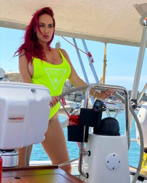 Sophie Evans Instagram - Gracias por este día incredible @topnauticscharter por consentirme a mi y a mis amigas! ☀️⛵ Si este año decidís no viajar y quedaros por aquí como yo, os recomiendo este planazooo! 💣💦💦💦 Para reservas y más info: @topnautics