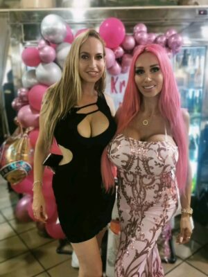 Sophie Evans Instagram - Feliz Cumple a mi amiga @kristhin_g!! 🐥💗🎂 Lo pasamos genial en tu fiesta!!! Y con las actuaciones de @blondiebuns y @andreasuarez.soy 🎉🎉