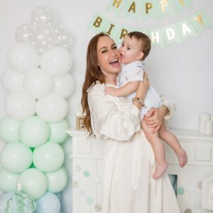 Sophie Evans Instagram - Hoy cumplimos años los 2 a la vez 😄😄 Estoy tan agredecida poder ser tu Mami y que llenes mi corazón de tu ternura, amor y alegria! Te quiero infinito! 🎈❤️🎈❤️🎈❤️🎈❤️🎈
