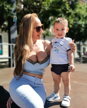 Sophie Evans Instagram - Mi Bebe creciendo tan rapido, todo apunta que va a ser un hombreton 🤭😍