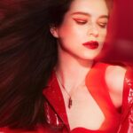 Sophie Cookson Instagram - Season’s greetings ✨🖤❤️ Dreamy day playing dress up with @chanel.beauty and @glamouruk ✨🖤❤️
