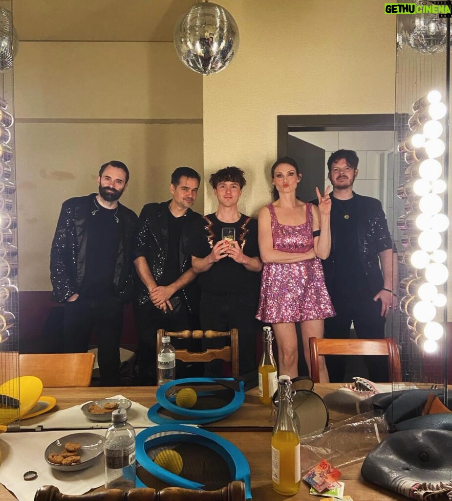 Sophie Ellis-Bextor Instagram - Best band. Best crew. Best support. Best feeling. 🥰 Thank you to @dominicwilliamord @chalk_line @joshbeanz @emilypacker @duncanwild @holidaysidewinder @ptato @jacksonel @ciarandjeremiah @richardjonesface and all who came and visited us on tour. It’s been a blast! See you again soon…. 🥳🪩❤️