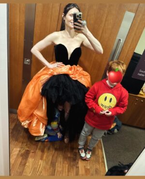 Sophie Ellis-Bextor Instagram - BAFTAs Baby!! 
Last night was amazing. What a special thing. So happy to have been asked to sing but as is always the case, there was a brilliant team effort behind the performance. Big thanks to @victoriajayneadcock for magnificent styling - I love that we created a story with the clothes. Thank you to my fantastically talented friend @lisalaudat1 for such beautiful glam. Lisa did my hair for the video for murder and we’ve worked together since Take Me Home. She’s so incredible and so lovely to pay tribute to @louiseconstad and the green glitter eye she created for murder all the way back in 2001. 
Thanks to my management Wallace and to @sarahadamssassy and Thom 

I loved my dresses - see from the photos you can hide a child inside that skirt! 
I loved the dancing @_paul_roberts and the dancers created 
I loved changing into 4 different outfits - cmon you gotta go hard or home for @bafta 
And I loved toasting the adventure of Murder with such a special stage 
Mainly though I loved doing it all with @richardjonesface by my side, who has always supported me in all that I do. We even had a bit of time on the dancefloor last night - first time in a while! 

Glam @lancomeofficial @ghdhair 
Red carpet dress @antoniorivamilano
@antonioriva_official
@rogervivier @swarovski
Performance @sophiecouture
@miumiu @swarovski @katherinejamesjewellery
Dinner @mrselfportrait @louboutinworld @luluguinness
 @swarovski @katherinejamesjewellery
Party @fumbalinas - kaftan of dreams!!! Green and twinkly and perfect for dancing xxx