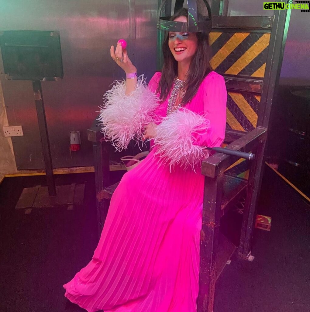 Sophie Ellis-Bextor Instagram - 💞🌸 This is 45!!! And up there with the best of birthdays 🎂 Started the day with cards from the kids and breakfast in bed, ended it with the craziest of crazy golf at the mighty @junkyardgolfclub in Camden where I was doing ok on the score card until hole 9, Murder on the Dancefloor, was my undoing. Cherry blossom, cake, cocktails, loved ones… and I got to share it all with @richardjonesface who is also now 45. April babies having springtime fun with some of our favourite people. Here’s to the good times! Xxx big thanks to @junkyardgolfclub for looking after us so well. It was the best place for a party! We loved it. Also I got to wear maybe my favourite dress ever by @mrselfportrait - pink, feathered and diamanté - hurrah! 💞🌸