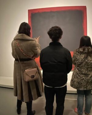 Sophie Ellis-Bextor Instagram - Paris! Avec ma famille 😘 For my mum’s Christmas present, my brother and sister and I took our Ma to Paris for the weekend. ❤️ Lots of walking, art, shopping, food and cocktails. Beaucoup de fun! Bisous, Maman! Xx #antonygormley #rothko #rodin