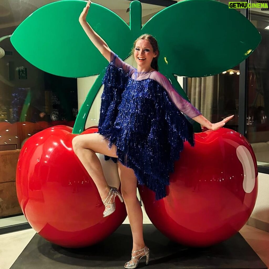 Sophie Ellis-Bextor Instagram - Ibiza for one night! Thank you for having me @pachaofficial to sing for the legendary night that is Flower Power 🌺 🍒 xxx and @juliaclancey thank you for making the perfect dress for me to wear for the party. ❤️🎈