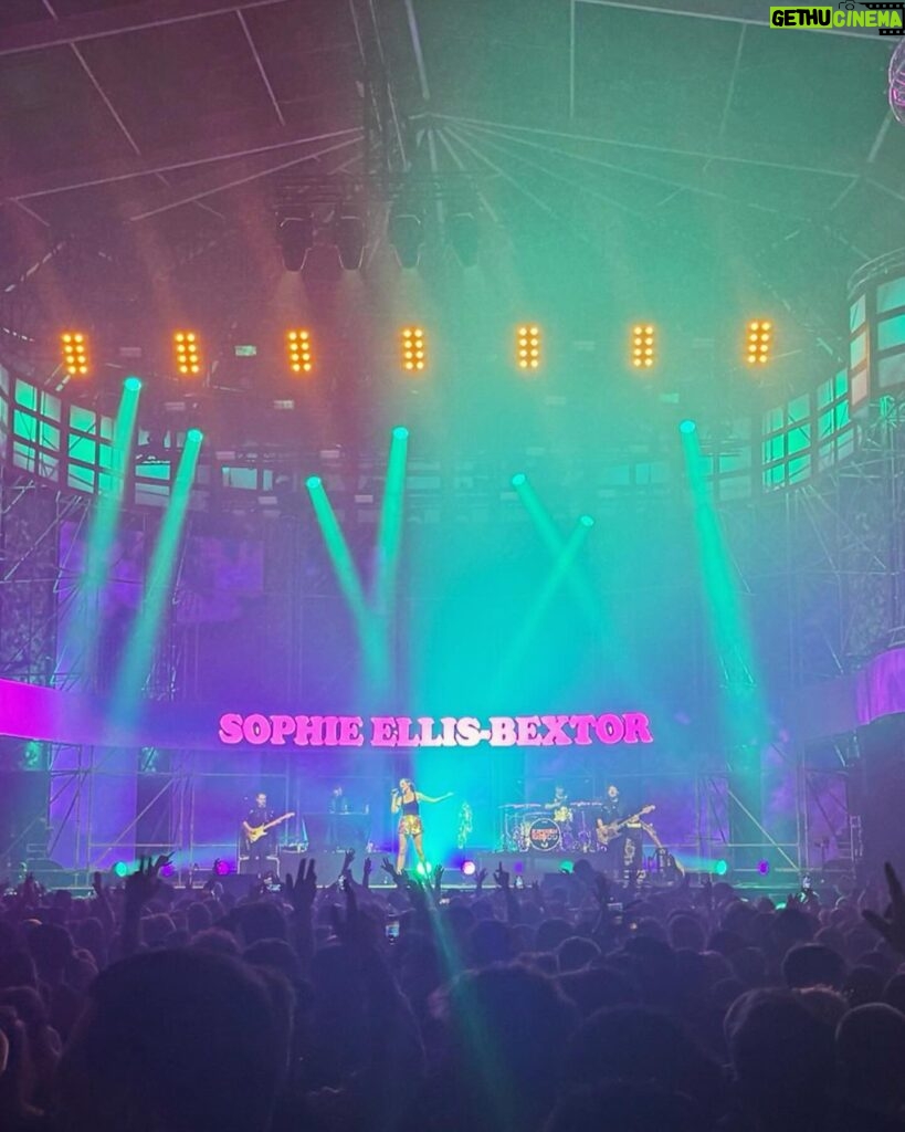 Sophie Ellis-Bextor Instagram - A portacabin, some sequins and an enthusiastic crowd? It must be the first festival of 2024! Thank you for having us, @paaspopfestival 🔥 such a brilliant site and incredible stages. We brought the kids and we all had fun 👌⚡️- that crowd!! 😍 xx