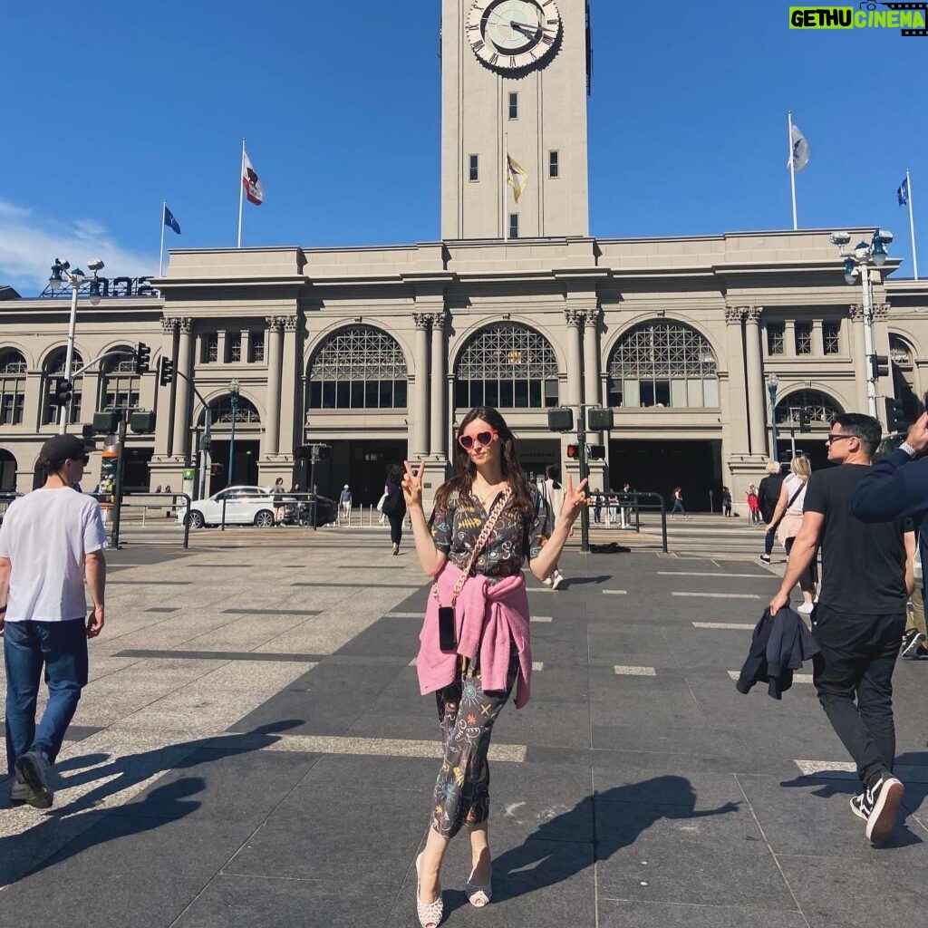 Sophie Ellis-Bextor Instagram - USA tour begins! We landed at lunchtime yesterday and hit the ground running as I’ve never been to San Francisco before and I’ve always wanted to come. It’s beautiful! Thank you for the blue sky welcome ☀️ Sea lions, pier 39 and visiting the venue to see the sold out sign 🥳 Tonight is show number one… see you later, August Hall! ❤️