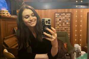 Sophie Ellis-Bextor Instagram - Just landed back in Blighty and if I didn’t have the photos, I might think it had all been a dream.. wow I just adored singing on @fallontonight and thanks so much to the whole crew for welcoming me in such style 🥳Backed by the magnificent @theroots and with an incredible string section 🪩 disco ball, confetti, all my favourite things 🥰 
Thanks to @amandawilsonmakeup for making me look and feel good, @victoriajayneadcock for finding fab frocks, @richardjonesface for sorting all the music with the band, @toddowyoung for fabulous photos and my management for all they do including sorting the visa in a very short time 🤪
#fallontonight 
Performance dress @machandmach
Shoes @louboutinworld 
Rings @katherinejamesjewellery 
Dancing with @jimmyfallon frock @rebeccavallance 
General happy birthday to me levels of enthusiasm - model’s own ❤️❤️❤️