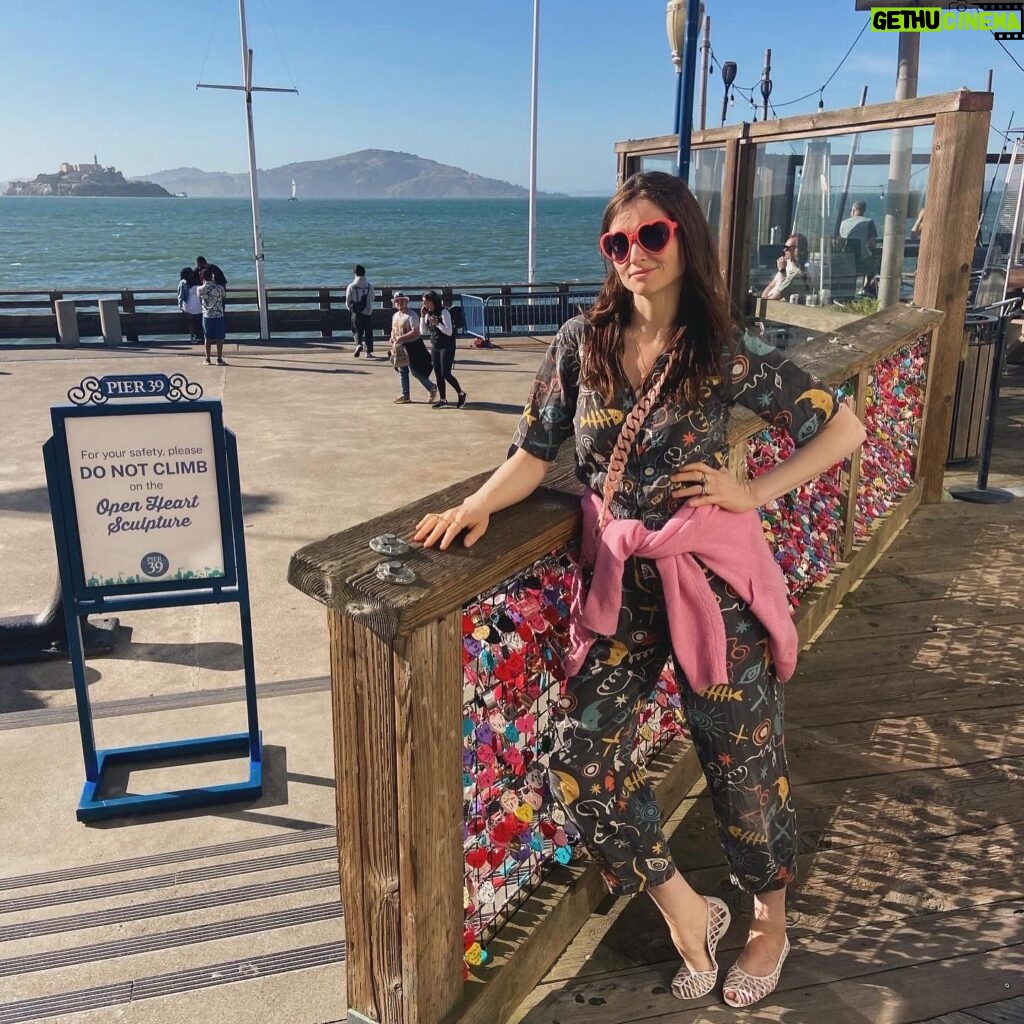 Sophie Ellis-Bextor Instagram - USA tour begins! We landed at lunchtime yesterday and hit the ground running as I’ve never been to San Francisco before and I’ve always wanted to come. It’s beautiful! Thank you for the blue sky welcome ☀️ Sea lions, pier 39 and visiting the venue to see the sold out sign 🥳 Tonight is show number one… see you later, August Hall! ❤️