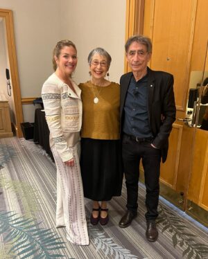 Sophie Grégoire Instagram - Love changes everything! 
I believe so. The core of love is friendship and the core of friendship is vulnerability, trust, safety and presence. At the In Bloom conference in Vancouver, I met insightful and bright allies including my friend Dr. Gabor Maté and the incredible artist Rae Maté, his wife. 

The way you love is a reflection of how secure you feel in your inner world. Don’t we all want nourishing relationships and a sense of agency over our own emotions? It’s all possible but first, we need to educate ourselves on how to develop emotional responsibility and leadership! Get some insight on this matter by reading by new book CLOSER TOGETHER. You can pre-order it now. Link in my bio!

L’amour change tout ! 
J’y crois sincèrement. Au cœur de l’amour se trouve l’amitié, et au cœur de l’amitié se trouvent la vulnérabilité, la confiance et la présence. Lors de la conférence In Bloom à Vancouver, j’ai rencontré des alliés perspicaces et brillants, notamment mon ami Dr. Gabor Maté et l’incroyable artiste Rae Maté, son épouse.

La façon dont vous aimez est le reflet de votre sentiment de sécurité dans votre monde intérieur. N’avons-nous pas tous envie de relations nourrissantes et d’un sentiment de maîtrise de nos propres émotions ? C’est possible, mais nous devons d’abord apprendre à développer notre responsabilité et leadership émotionnels ! Apprenez-en plus avec mon nouveau livre ENTRE NOUS. Vous pouvez le précommander dès maintenant. Lien dans ma bio!