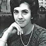 Sophie Grégoire Instagram - Je viens d’apprendre le départ d’une grande dame de la scène et de la culture québécoise et canadienne: Renée Hudon. Mon dernier post avant celui-ci célébrait, entre autre, le dévouement et le sacrifice de mon grand-oncle qui a perdu la vie en 1944 en tant que lieutenant d’un régiment Canadien. Quel est le lien vous direz? Et bien la mère biologique de Renée, Irène, était le grand amour de mon grand-oncle Robert Grégoire! Son frère (et un autre de mes grand-oncle) Gaston Grégoire a bien connu Irène et a confirmé à Renée la grande histoire d’amour entre Robert et Irène. J’ai eu la chance de parler à Renée Hudon à quelques reprises aux cours des dernières années et c’était une femme aux multiples talents qui maîtrisait la langue française avec tant de respect et d’amour. Elle avait un cœur tendre et généreux. À toi chère Renée, et à toute ta famille et celles et ceux qu’ils ont aimé, je vous envoie mes sincères sympathies. Bon repos…. Si vous voulez vous aussi être chavirés par le parcours fascinant de Renée Hudon, une enfant adoptée qui a retrouvé sa mère biologique, je vous encourage d’écouter le balado suivant dans ma bio.