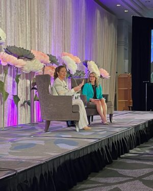 Sophie Grégoire Instagram - Love changes everything! 
I believe so. The core of love is friendship and the core of friendship is vulnerability, trust, safety and presence. At the In Bloom conference in Vancouver, I met insightful and bright allies including my friend Dr. Gabor Maté and the incredible artist Rae Maté, his wife. 

The way you love is a reflection of how secure you feel in your inner world. Don’t we all want nourishing relationships and a sense of agency over our own emotions? It’s all possible but first, we need to educate ourselves on how to develop emotional responsibility and leadership! Get some insight on this matter by reading by new book CLOSER TOGETHER. You can pre-order it now. Link in my bio!

L’amour change tout ! 
J’y crois sincèrement. Au cœur de l’amour se trouve l’amitié, et au cœur de l’amitié se trouvent la vulnérabilité, la confiance et la présence. Lors de la conférence In Bloom à Vancouver, j’ai rencontré des alliés perspicaces et brillants, notamment mon ami Dr. Gabor Maté et l’incroyable artiste Rae Maté, son épouse.

La façon dont vous aimez est le reflet de votre sentiment de sécurité dans votre monde intérieur. N’avons-nous pas tous envie de relations nourrissantes et d’un sentiment de maîtrise de nos propres émotions ? C’est possible, mais nous devons d’abord apprendre à développer notre responsabilité et leadership émotionnels ! Apprenez-en plus avec mon nouveau livre ENTRE NOUS. Vous pouvez le précommander dès maintenant. Lien dans ma bio!