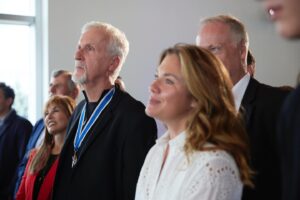 Sophie Grégoire Instagram - Two legends sharing a stage usually means a lot of star struck people… but, when it comes to filmmaker and adventurer James Cameron and one of Canada’s greatest oceanographers and leadership author Dr. Joe MacInnis, they make everyone feel as grounded as the ocean floor! As underwater explorers, they have taken personal and professional risks in the name of science, truth, and discovery… and so it comes as no surprise that they were both honoured at the Royal Canadian Geographical Society earlier this week. The kids and I visited the “Pressure: James Cameron Into the Abyss” exhibit and walked away impressed and inspired. If you find yourself in Ottawa this summer, you can come see the incredible Deep Sea Challenger submersible for yourself until September 1st!
🤩
Quand deux légendes partagent une scène, ça donne habituellement beaucoup de gens saisis d’admiration. Mais pour leur part, le cinéaste et aventurier James Cameron ainsi que M. Joe MacInnis, éminent océanographe et auteur sur le leadership, rendent tout le monde aussi à l’aise que les poissons dans l’océan! En tant qu’explorateurs sous-marins, ils ont couru des risques personnels et professionnels au nom de la science, de la vérité et de la découverte. Dans ce contexte, personne n’a été étonné de voir la Société géographique royale du Canada leur rendre hommage plus tôt cette semaine. Les enfants et moi avons visité l’exposition « Pression : James Cameron dans l’abîme », et nous en sommes repartis impressionnés et inspirés. Si vous venez à Ottawa cet été, passez voir de vos yeux l’incroyable submersible DeepSea Challenger jusqu'au 1er septembre!