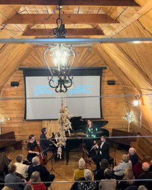 Sophie Grégoire Instagram - I might have dreamed this…Last evening, as the sun set over the Gatineau valley, I took my kids to Mother Nature, horses, friends and a classical music concert in a barn. It celebrated incredible local-and internationally acclaimed-talent and the beauty of Latin compositions under the theme 
« Gracias a la Vida ». We all felt so much gratitude to share this moment with the community and thanks to the Becke family from Ventura Hill farms for hosting it. 
Bravo Meghan Lindsay, soprano, Julia MacLaine, cello, Juan-Gabriel Olivares, clarinet and Carson Becke, piano. And most of all, Thank you…Life! 

J’ai peut-être rêvé? Hier soir, au coucher du soleil, les enfants et moi on s’est retrouvés près de Mère Nature, des chevaux, des amis et d’une magnifique grange dans laquelle s’est tenu un concert de musique classique avec des musiciens et artistes locaux dont le talent règne sur la scène internationale. Sous le thème de la reconnaissance envers la vie, « Gracias a la Vida » célébrait la profondeur des émotions humaines à travers des compositions latines. Merci à toute la communauté et à la famille Becke de Ventura Hill Farms d’avoir réuni tout ce beau monde! Bravo à Meghan Lindsay, soprano, Julia MacLaine, violoncelle , Juan-Gabriel Olivares, clarinette et Carson Becke, piano. Et surtout…merci…la Vie!
