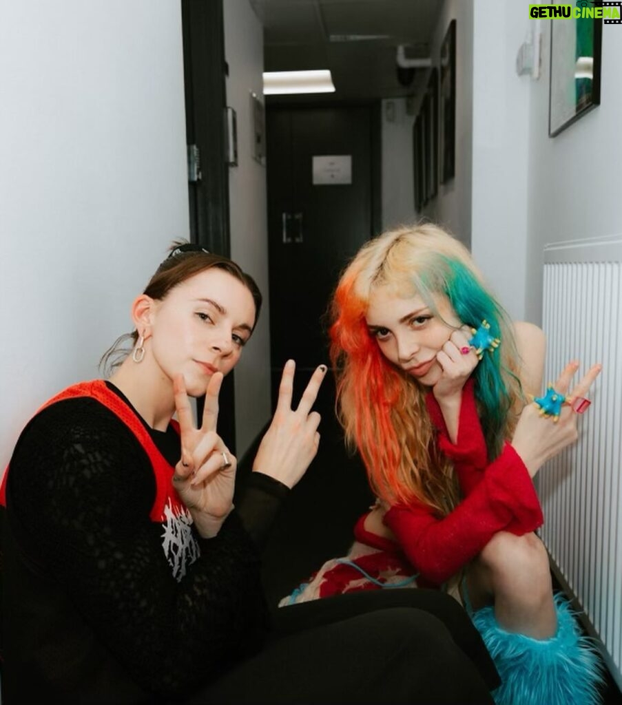 Sophie Luborsky Instagram - h0me is wherever the p0werpuffs are 🩷🩵 thank u for having me on tour with u @thisispvris @scenequeenrocks !!! 🎸🎸