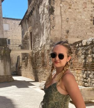 Sophie Reynolds Instagram - word of the trip is “wow”