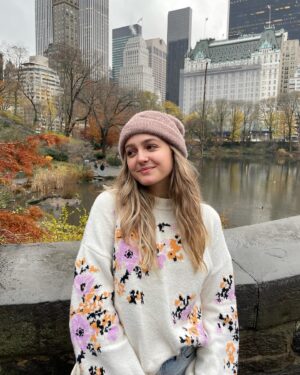 Sophie Reynolds Instagram - we went ice skating and didn’t fall! if that’s not a successful weekend I don’t know what is 
thank you @sonderstays 🤍
#SonderNYC #abetterwaytostay