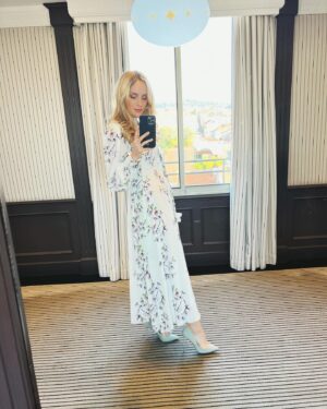Sophie Rundle Instagram - Whistle-stop few days with some brilliant people and a lot of pretending not to be shocked by how much a room service coke costs 🌴🌞🎥

(With sincere apologies to @karl_willett who dressed me in a selection of beautiful outfits including an INCREDIBLE suit and shoe combo which I then butchered by putting my comfy old trainers back on before I had this picture taken.. 🍏😬)