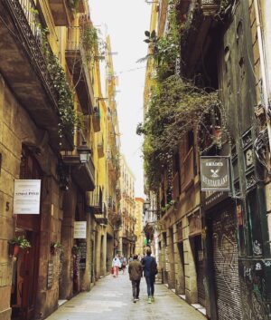 Sophie Rundle Instagram - I’ve fallen in love a fair few times in my life (people… places… different types of cheeses) but the latest addition to my list is Barcelona. My god, Barcelona. ❤️ When I arrived it was Sant Jordi and the streets were filled with books and roses. BOOKS AND ROSES. Oh the ROMANCE of it! And the architecture and the history and the people and the food… ❤️ Anyway me and the little man are here for a couple of months to work (me) and eat croquettes (him) so if anyone has any recommendations (for Barcelona, not just croquettes) would you share below? 🇪🇸🌞❤️