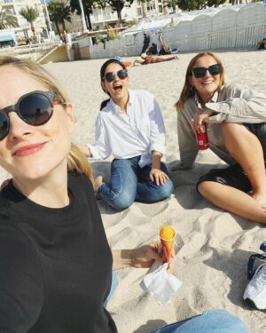 Sophie Rundle Instagram - Whistle-stop few days with some brilliant people and a lot of pretending not to be shocked by how much a room service coke costs 🌴🌞🎥

(With sincere apologies to @karl_willett who dressed me in a selection of beautiful outfits including an INCREDIBLE suit and shoe combo which I then butchered by putting my comfy old trainers back on before I had this picture taken.. 🍏😬)