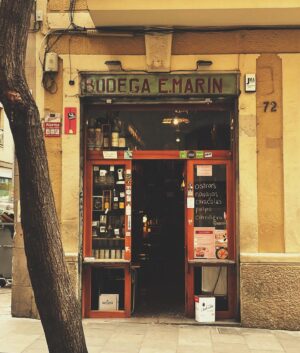 Sophie Rundle Instagram - I’ve fallen in love a fair few times in my life (people… places… different types of cheeses) but the latest addition to my list is Barcelona. My god, Barcelona. ❤️ When I arrived it was Sant Jordi and the streets were filled with books and roses. BOOKS AND ROSES. Oh the ROMANCE of it! And the architecture and the history and the people and the food… ❤️ Anyway me and the little man are here for a couple of months to work (me) and eat croquettes (him) so if anyone has any recommendations (for Barcelona, not just croquettes) would you share below? 🇪🇸🌞❤️