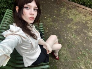 Sophie Thatcher Instagram - 🧚🏻‍♀️💡 

gigi art by austin