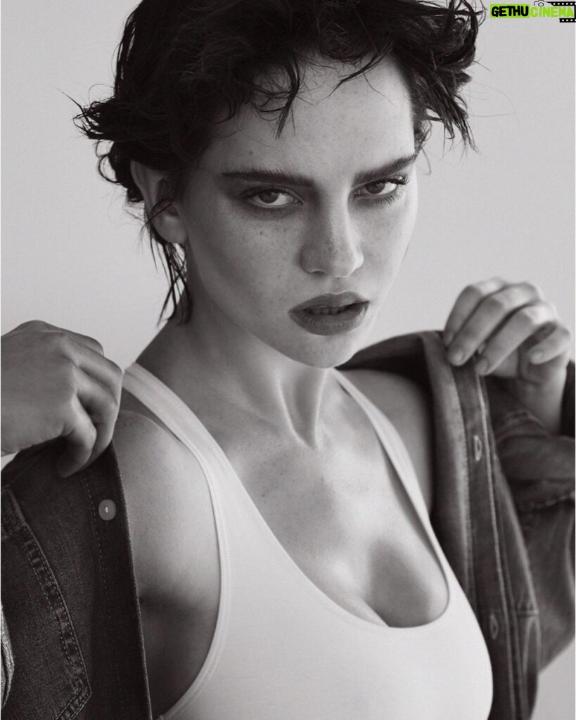 Sophie Thatcher Instagram - @calvinklein 🖤🔱 #mycalvins #ad @VMagazine's V140 Spring Preview 2023 Issue Photography: @daniellamidenge Fashion: @nicolaformichetti Interview: @mathiasrosenzweig Makeup: @nikimnray (The Visionaries) Hair: #DaniellaMidenge