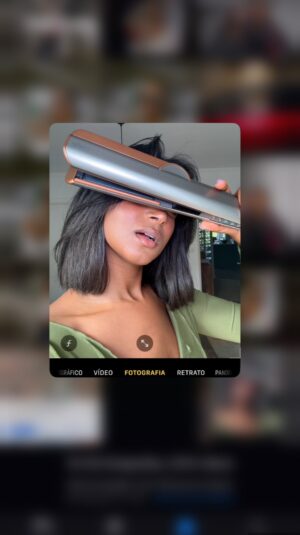Soraia Tavares Instagram - Há 2/3 anos decidi que ia parar de desfrisar o cabelo. Como algumas de vocês sabem a fase de transição não é fácil. Ter o cabelo com duas texturas é muito difícil e por isso eu opto por mantê-lo esticado, até não ter mais pontas lisas. Como tal, ando sempre à procura das melhores soluções para não o danificar. O novo Dyson Airstrait tem sido o meu maior aliado neste processo. Para além de alisar o cabelo molhado sem utilizar placas quentes que danificam muito os nossos fios, consigo poupar muito tempo. Vejam o vídeo até ao fim e digam-me o que acham. 😘
 
@dyson_pt
#DysonAirstrait P u b