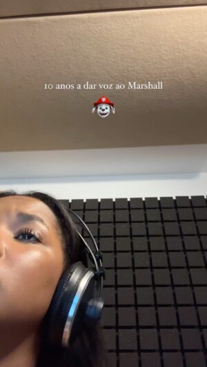 Soraia Tavares Instagram - Dos stories para o feed porque as vossas reações têm sido muito engraçadas. 
Sim, sou a voz do Marshall, o cão bombeiro. Foi a primeira personagem de animação que dei voz, e já lá vão 10 anos :) 
E agora digam lá, o meu latido é bom, não é? 🤡

Feliz dia Mundial da Voz (que foi ontem ) 

#patrulhapata #dobragens #marshall