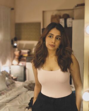 Srishti Ganguli Rindani Instagram - Keep swiping. You will regret it.