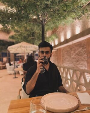 Srishti Ganguli Rindani Instagram - Pehli saalgirah kaise celebrate kare samaj hi nahi aa raha tha. Toh humne socha chalo kuch ghanton ke liye VIP hone ka naatak kare. 8 ghante ke liye ek BMW book karke, chal pade hum fine dining karne. Nikalte waqt valet ke liye wait karte hue kuch log dikhe, jinka net worth unke kapdo se hi pata chal gaya. Woh apne 5 series ka wait kar rahe the aur hum… hum apne 7 series ka. Bahut mazaa aaya. 

Happy Anniversary Sunny boy. Ab new year ghar pe manaayenge theek hai?  #gareebpleasures