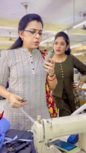 Sruthi Shanmuga Priya Instagram - With the sincere Mahalakshmi 😂

From the sets of LAKSHMI ! 

#suntv #serialactress #funnyreels #lakshmi #shootingtime