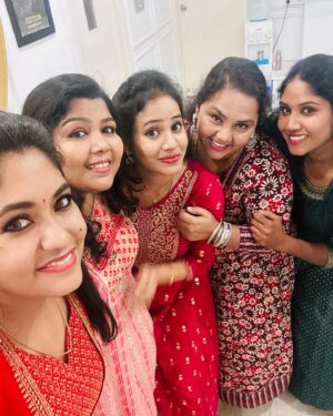 Sruthi Shanmuga Priya Instagram - The reunion that is extremely close to my heart ❤️ 
#nathaswaram_sisters @benzepreinkline @me_jsrimano @actress_sangavi @revathi.thamu 

Thanks to @behindwoodsofficial for this wonderful meet-up. Feels so good and heartwarming ❤️

#sistersforever #bonding #14years #nathaswaram #suntv