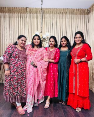 Sruthi Shanmuga Priya Instagram - The reunion that is extremely close to my heart ❤️ 
#nathaswaram_sisters @benzepreinkline @me_jsrimano @actress_sangavi @revathi.thamu 

Thanks to @behindwoodsofficial for this wonderful meet-up. Feels so good and heartwarming ❤️

#sistersforever #bonding #14years #nathaswaram #suntv